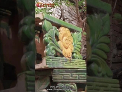 Os ornamento chineses antigos vitrificados do telhado florescem para modelar cores amarelas verdes