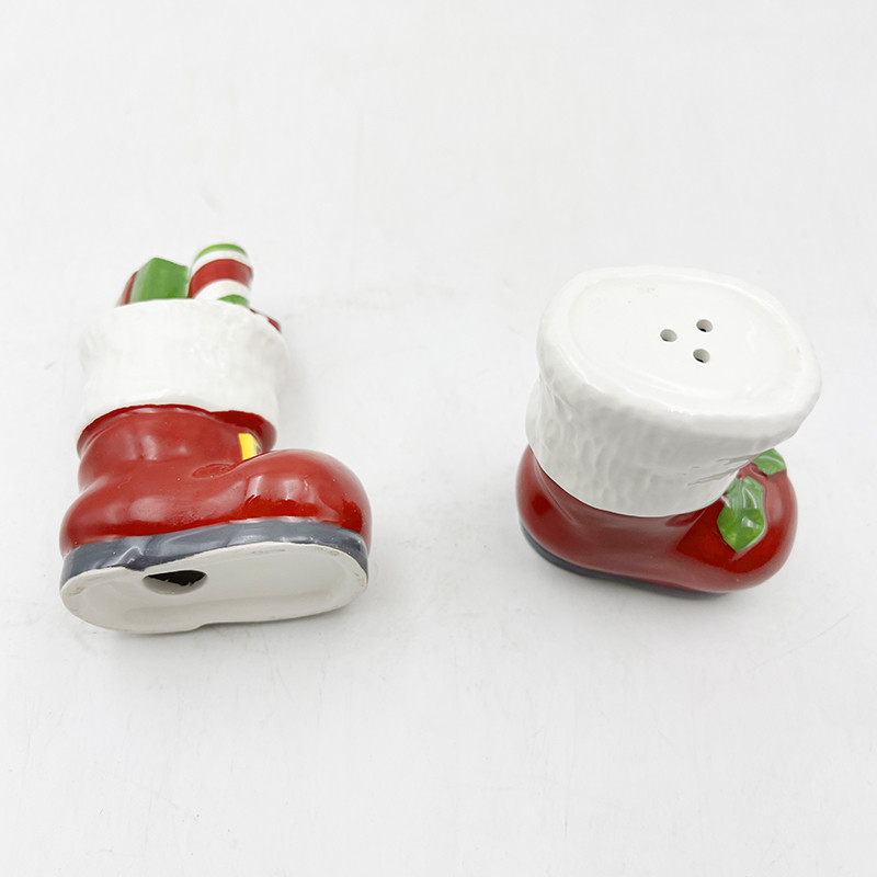 Papai Noel e botas, salsas de pimenta, produtos cerâmicos para cozinha e decoração doméstica