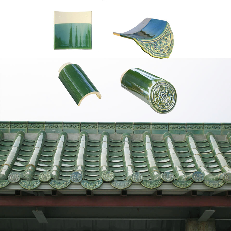Chapas vidradas para o design tradicional do telhado verde em um templo chinês nas Filipinas