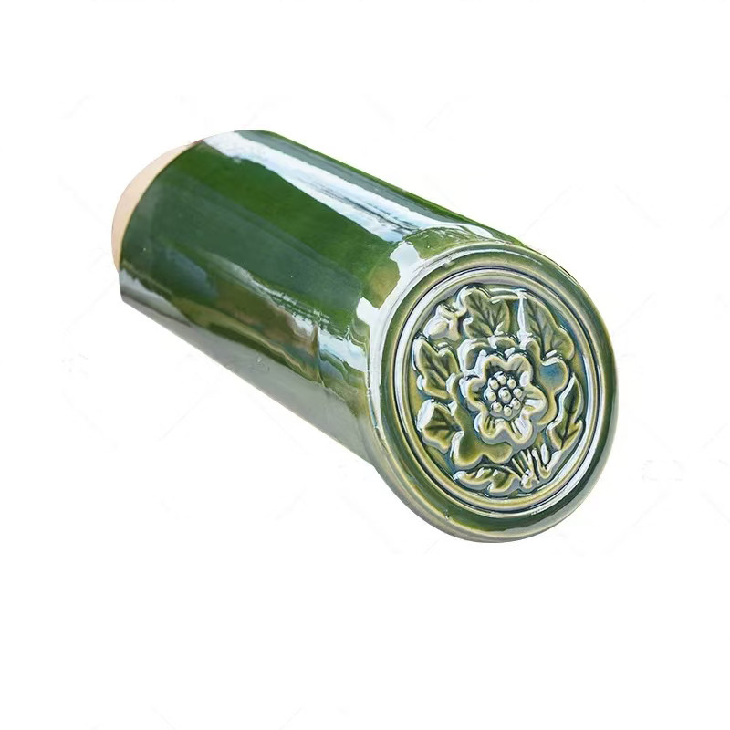 Chapas vidradas para o design tradicional do telhado verde em um templo chinês nas Filipinas