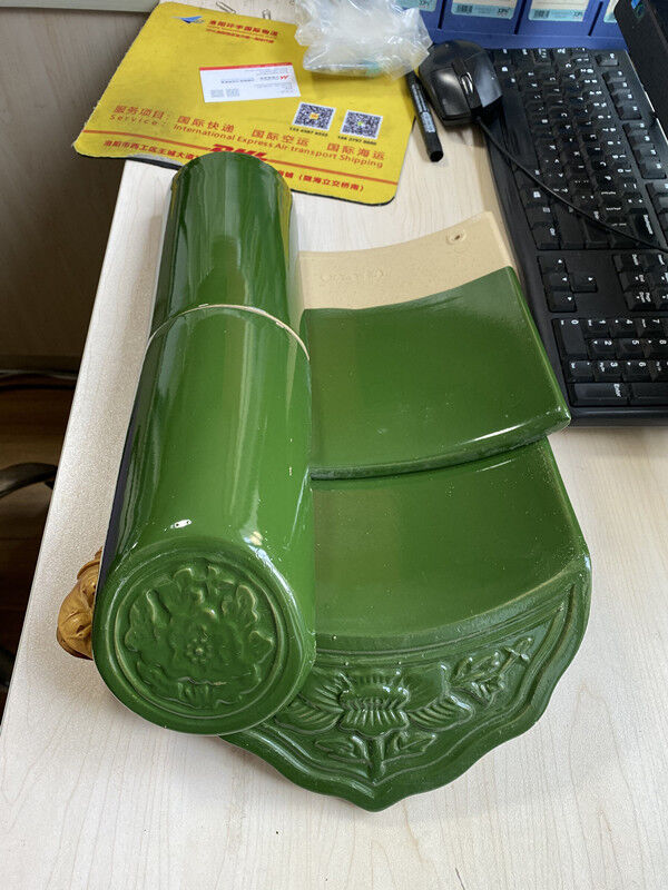 Pavilhão Estilo Chinês com Estrutura de Madeira e Telhas Verdes Esmaltadas, Textura de Madeira Retrô, Gazebo para Paisagismo de Pátio, Decoração Natural para Varanda