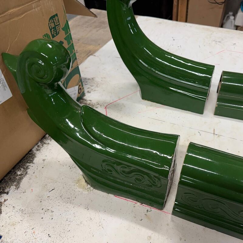 Pavilhão Estilo Chinês com Estrutura de Madeira e Telhas Verdes Esmaltadas, Textura de Madeira Retrô, Gazebo para Paisagismo de Pátio, Decoração Natural para Varanda