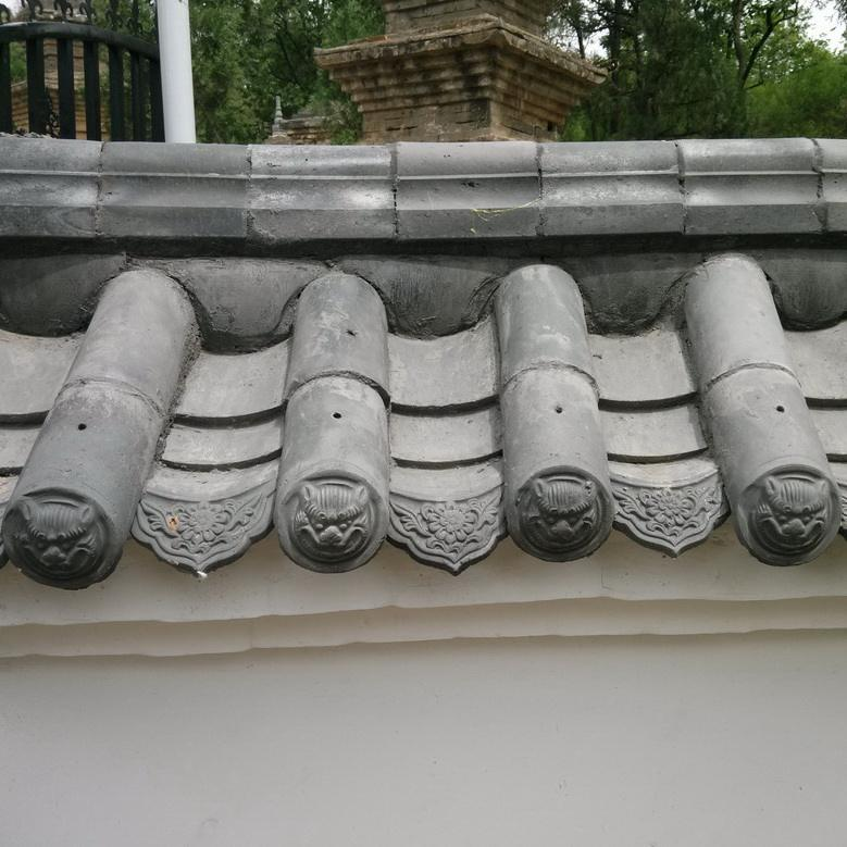 Telhas tradicionais chinesas de argila para paredes de nuvens onduladas Telhas antigas cinzentas para cercas curvas de perímetro do pátio