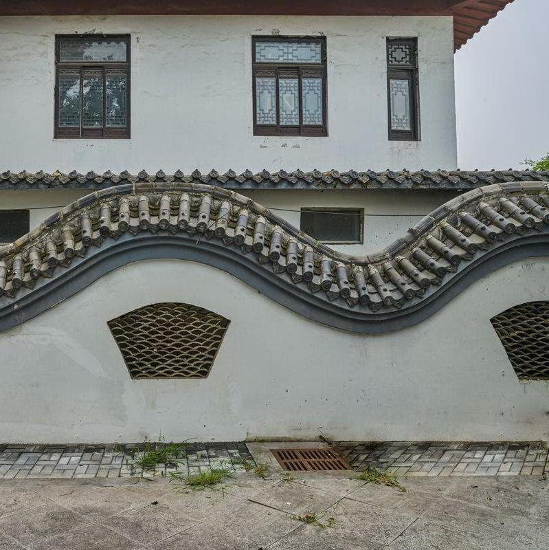 Telhas tradicionais chinesas de argila para paredes de nuvens onduladas Telhas antigas cinzentas para cercas curvas de perímetro do pátio