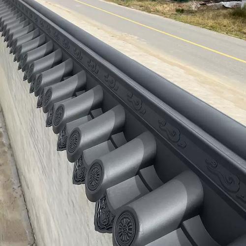 Telas de tejadilho de telhado chinês de plástico leve resistentes aos raios UV Cobertura de tampa de tejadilho de polímero vermelho e preto para paredes de jardim e telhados de pavilhão